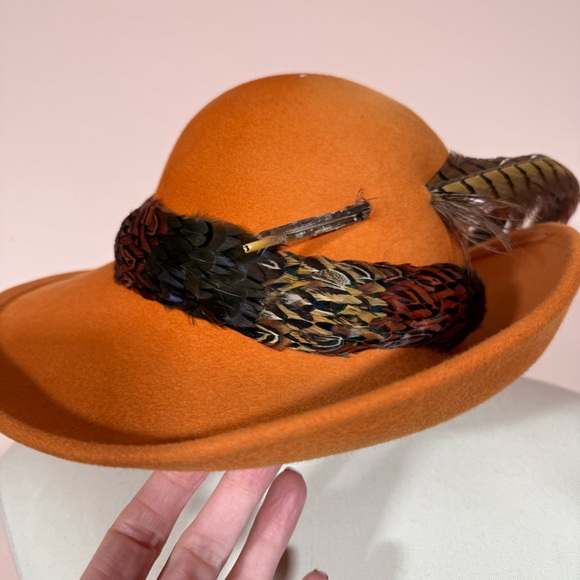 Vintage 1970's 80's burnt orange Wool quail feather avant garde fedora hat - Picture 6 of 17